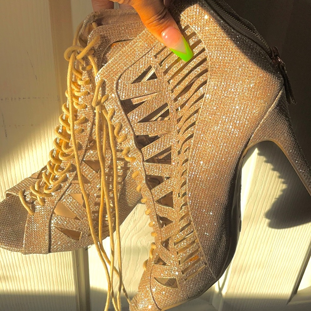 ROUGE helium’s Gold high heal boots SIZE: 9/39 New With no Tags 🦋✨
